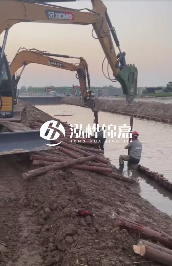 沈陽地基穩定打松木樁施工-地基是打樁好還是灌樁好?