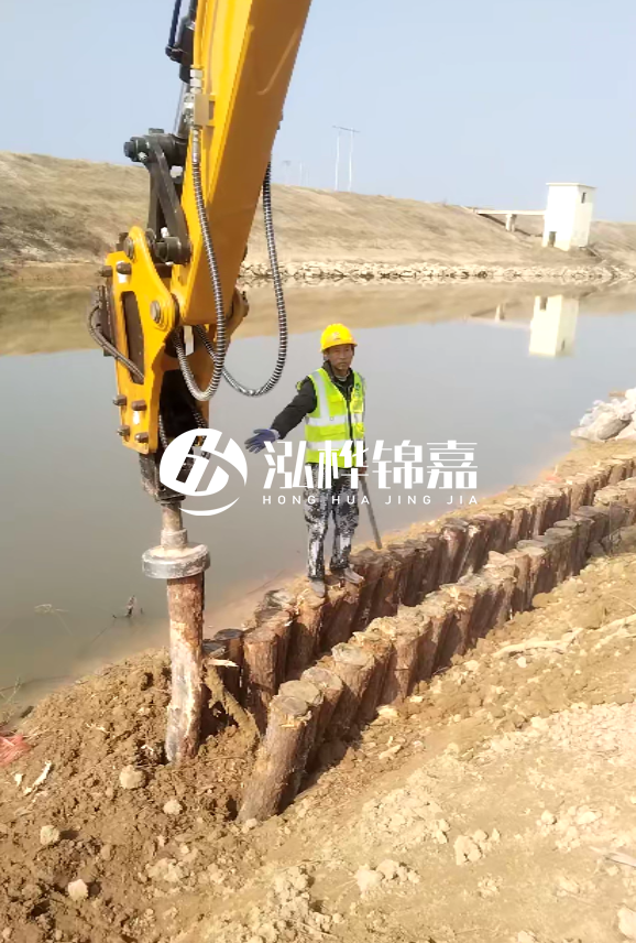 永州挖機打木樁專業施工-圓木樁施工費怎么算？