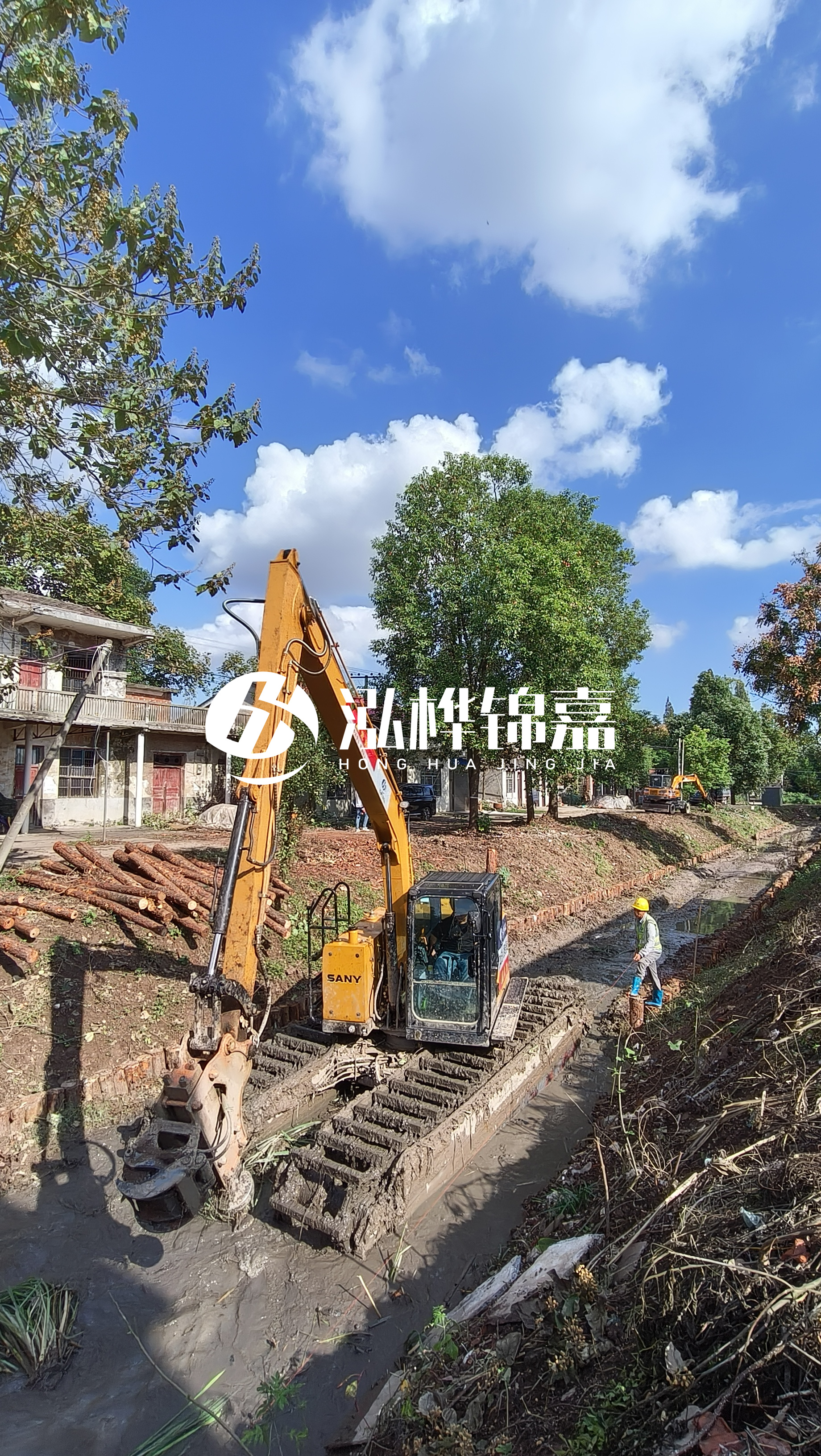 通化挖機打木樁專業施工-水挖機河道清淤如何打木樁?