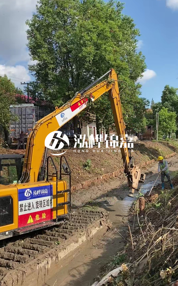 日照挖機打木樁專業施工-仿木護岸樁怎么施工?